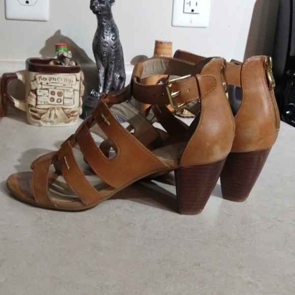 Super brown comfy Melia sandals with a small heel. - Picture 4 of 4